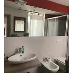 Πανσιόν La Perla Del Lago *